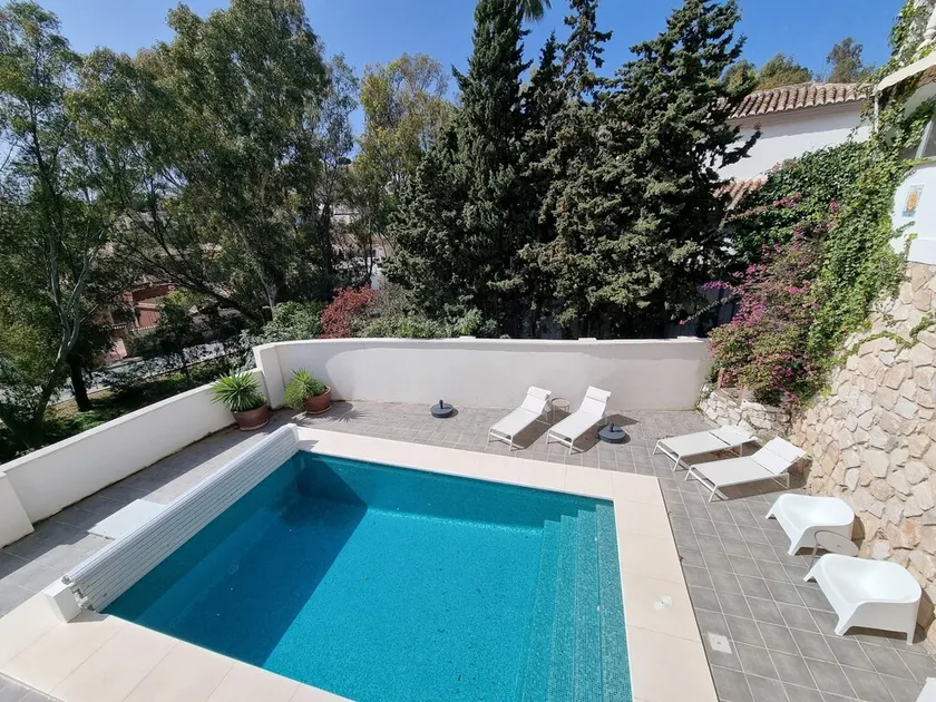 Maison de vacances \"Villa moderne avec piscine privée\" avec vue sur la mer, Wi-Fi et climatisation. - Image 1