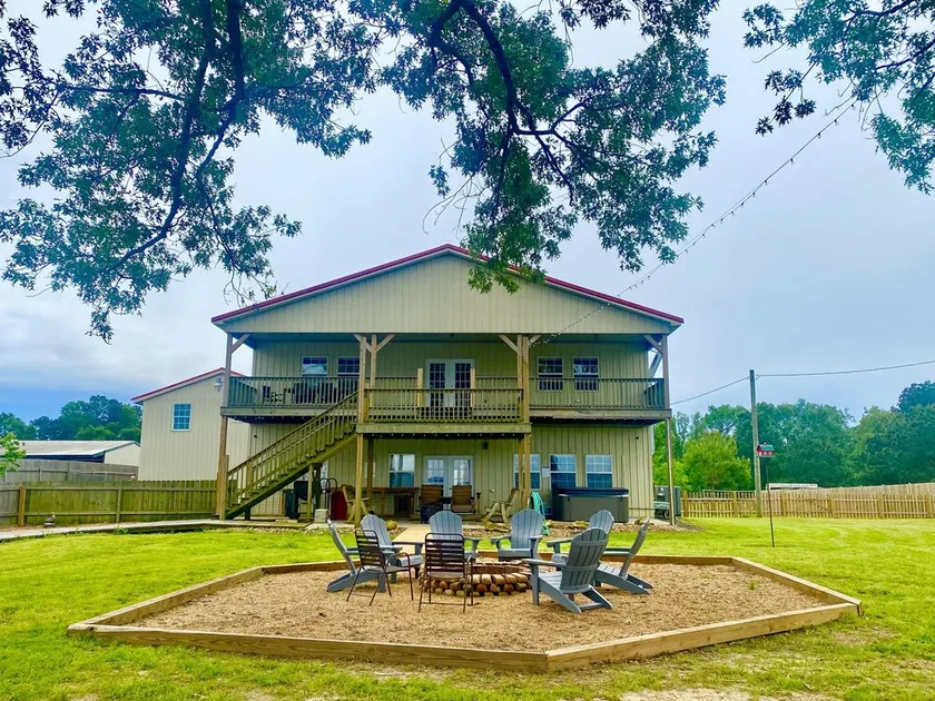 Texas Size, Pet Friendly Barndominium with Hot Tub Overlooking Toledo Bend Lake. - Image 1