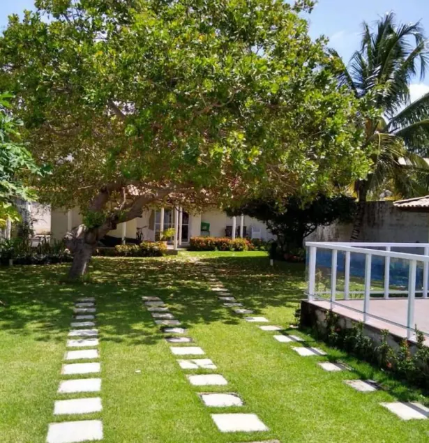 Casa de Praia Arborizada e Ventilada no Condomínio Entre o Encontro do rio e mar - Image 1