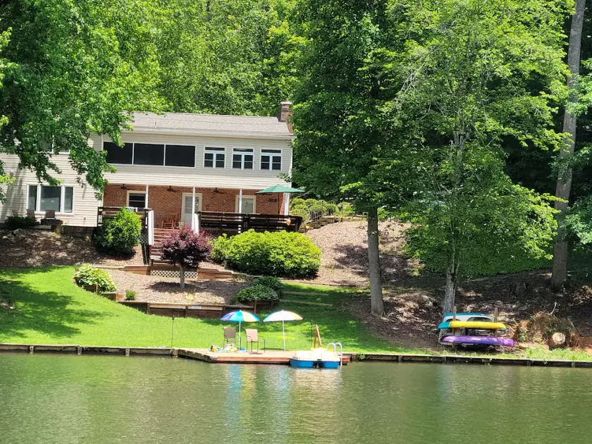 We invite you & your family to spend your vacation at our 5 bdrm Lakefront Home. - Image 1