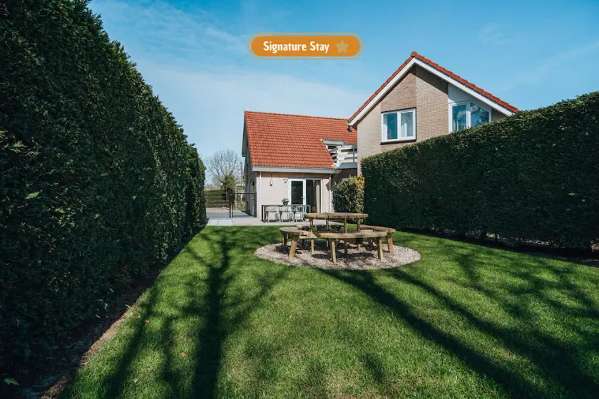 Tastefully decorated holiday home with a spacious enclosed private garden facing south and within walking distance of the beach (dogs allowed). - Image 1