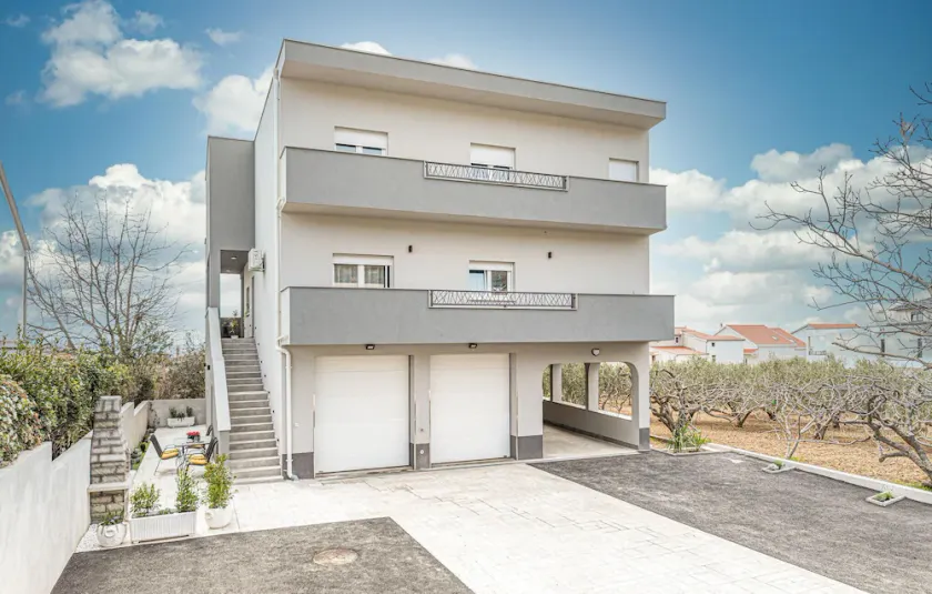 Precioso apartamento de 2 habitaciones en Kastel Gomilica. - Image 1