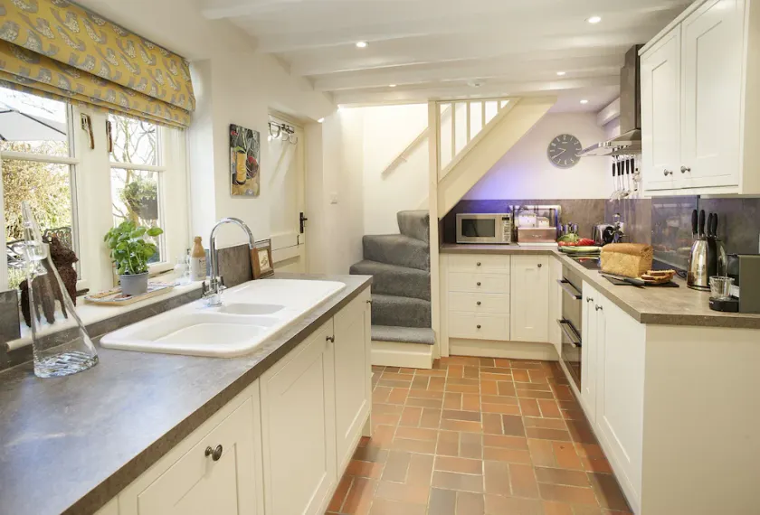 A delightful stone property that has a traditional countryside charm. - Image 1