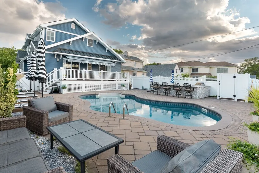 2 blocs 2 Boardwalk w / in ground salt salt Pool & resort stile furniture !! - Image 1