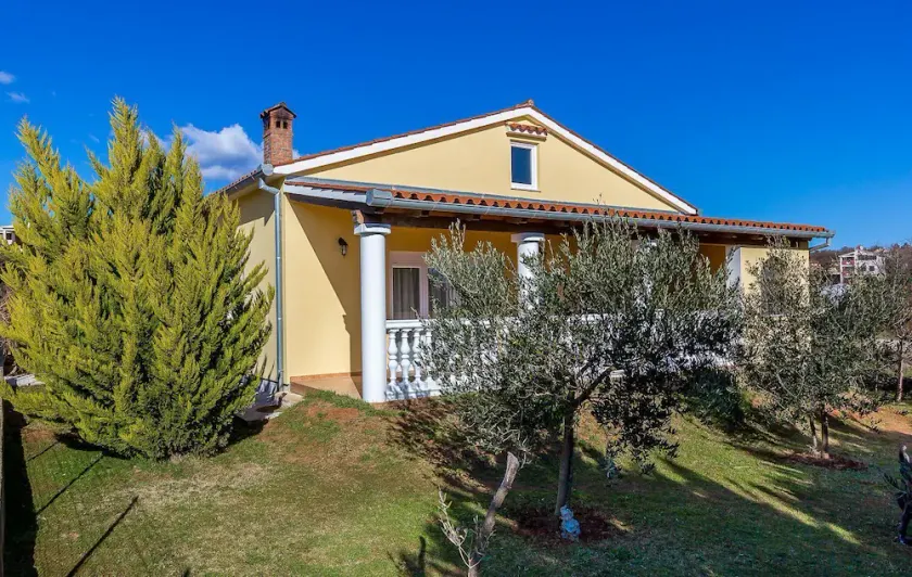 Sunny holiday home near Medulin with large garden - Image 1
