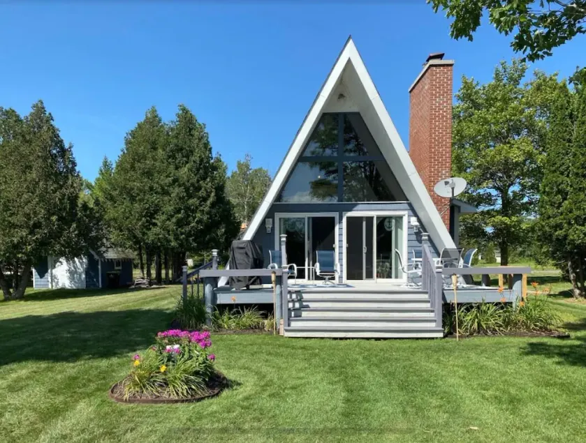 Four-season lakefront charm in Northern Michigan - Image 1