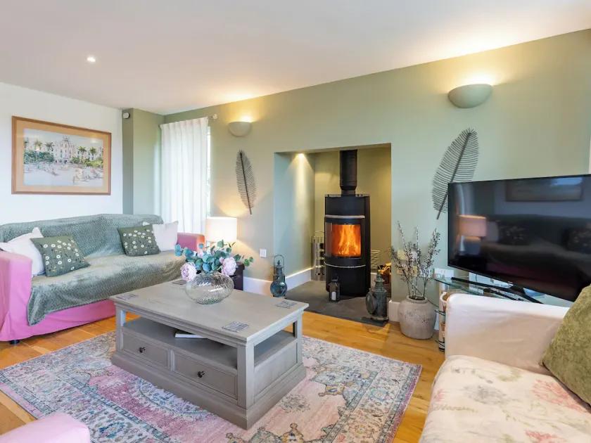 5 bedroom accommodation in Somerford Keynes - Image 1