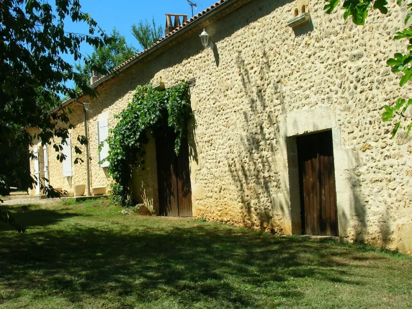 Angenehmes Steinhaus, umgeben von Wäldern und Wiesen - Image 1