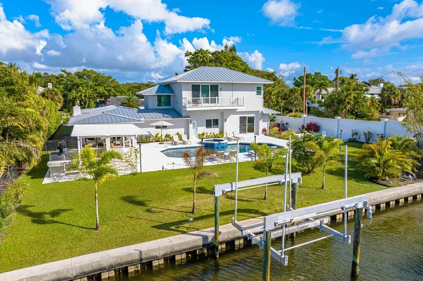 Amazing 4/4.5 Siesta Key House on Canal w/ Pool WALK TO THE BEACH - Image 1