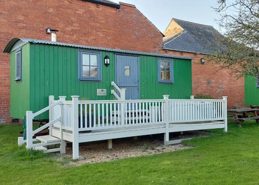 Shepherds hut with hot tub and onsite bistro and gym close to Hadrian's Wall and beach. - Image 1