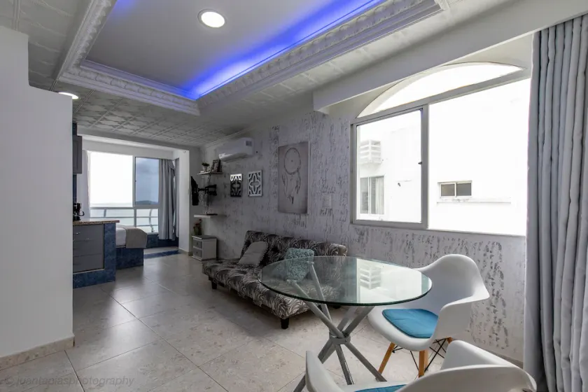BEAUTIFUL LOFT-STYLE APT FOR 3 - Image 1
