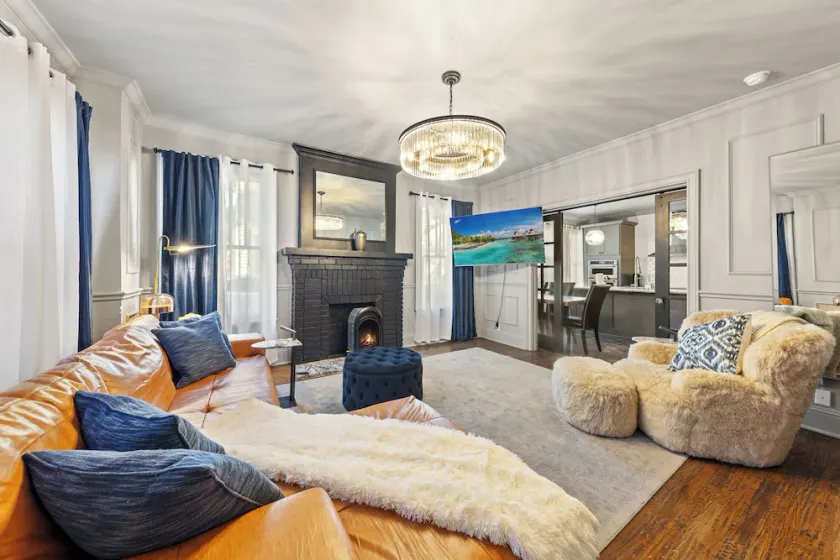 Spacious 2BR, 2.5BA condo in historic Munger Place. Each bedroom offers a private ensuite and premium linens. Enjoy a chef’s kitchen with high-end appliances and spacious living areas—blending classic charm with modern Dallas style. - Image 1