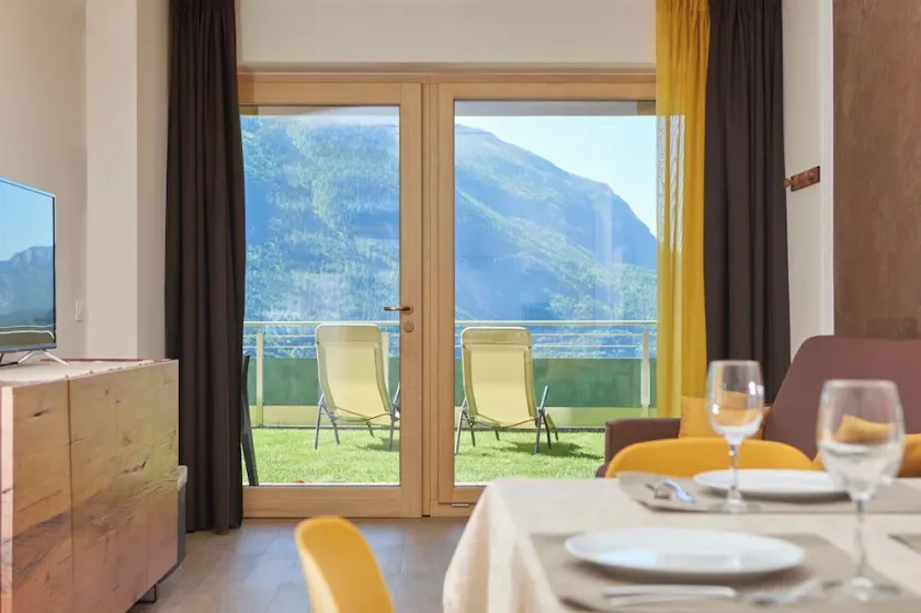 LODGE mit Blick auf das klare Wasser des Sees, wo Sie die Dolomiten spiegeln - Image 1