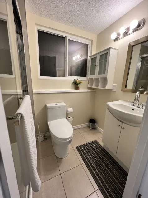 Bright1 BR suite w/ free parking & wifi & Netflix & all basic amenities - Image 1