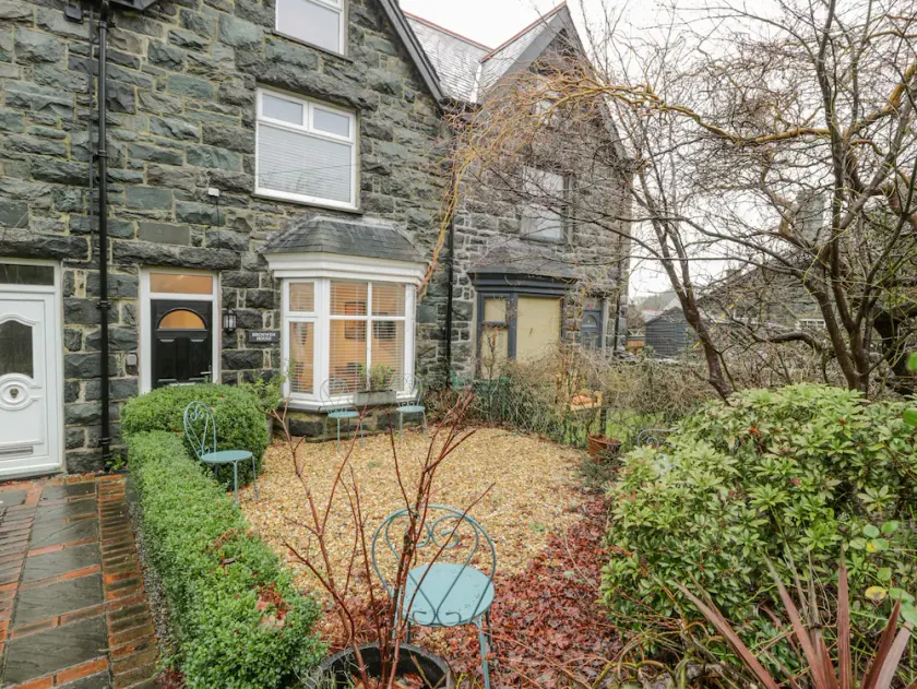 BRONWEN HOUSE, pet friendly, character holiday cottage in Llanbedr - Image 1