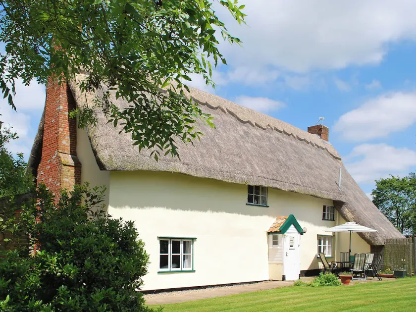 4 bedroom accommodation in Mellis - Image 1