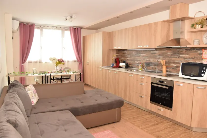 Blom Airport Apartment - Image 1