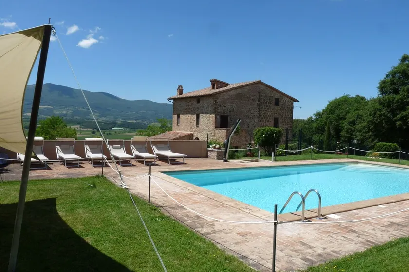 Haus auf dem Land mit Garten und eingezäuntem Pool - Image 1