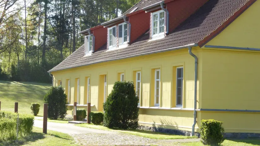 Gut-Rattelvitz-Parterre-B-hochwertig-Sauna-Kamin-eTankstelle-Spielscheune-15-000qm-Parkland - Image 1