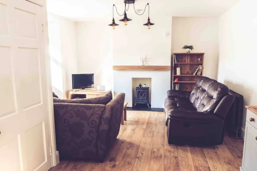 3-Bed Cottage-Plymouth-Dog friendly-Sleeps7 - Image 1