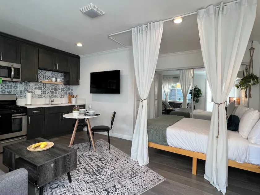 Chic Studio + Outdoor Dinning in the Heart of LA - Image 1