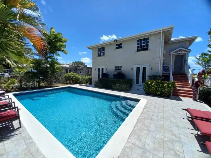 Roomy Lower 3 Bedroom West Coast Property with Pool - Image 1