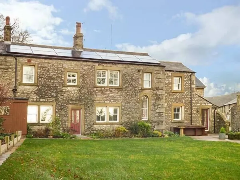 OLD HALL COTTAGE, family friendly, with hot tub in Settle - Image 1