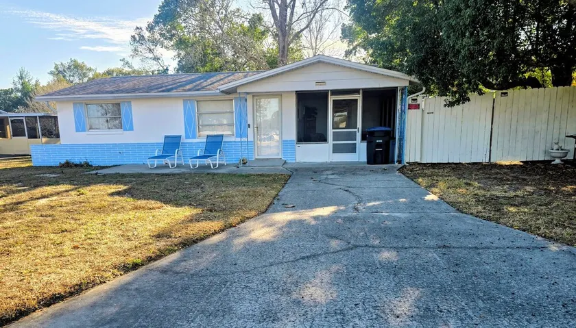 Central to all rivers and golf courses, 4 people, pet friendly, privacy fence. - Image 1