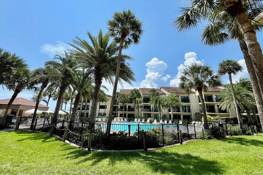 Profitez de cette oasis tropicale d'unités près de la piscine et de la promenade! - Image 1