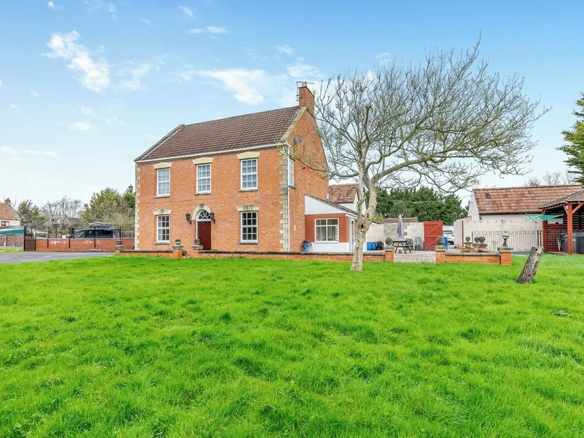 4 bedroom accommodation in West Huntspill, Highbridge - Image 1