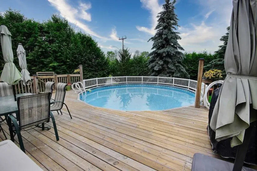 Gorgeous and spacious Winfield Chalet just steps away from Georgian Bay! - Image 1