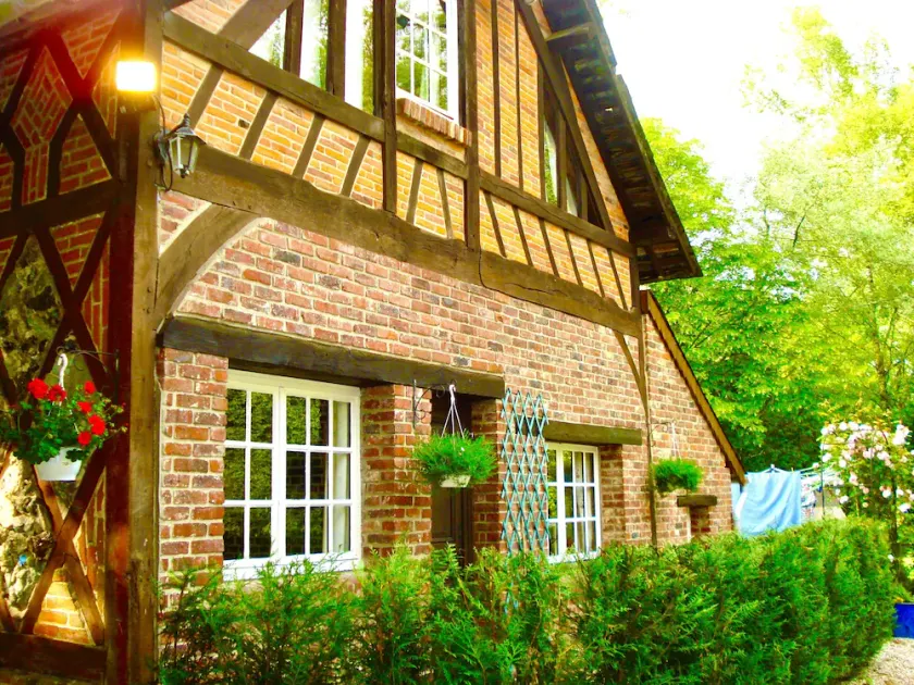 Pretty Cottage in grounds of Chateau with heated pool - Image 1