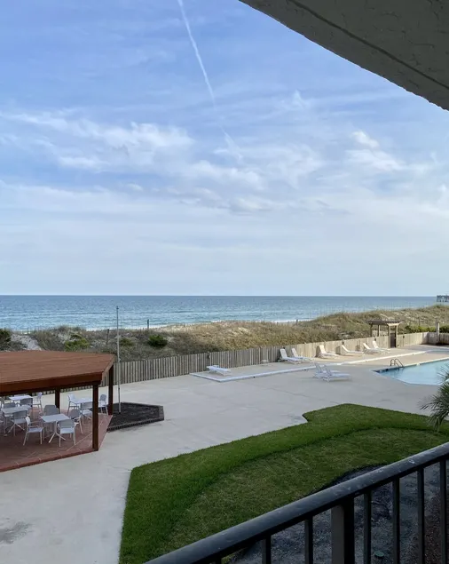 Beautiful oceanfront condo - Image 1