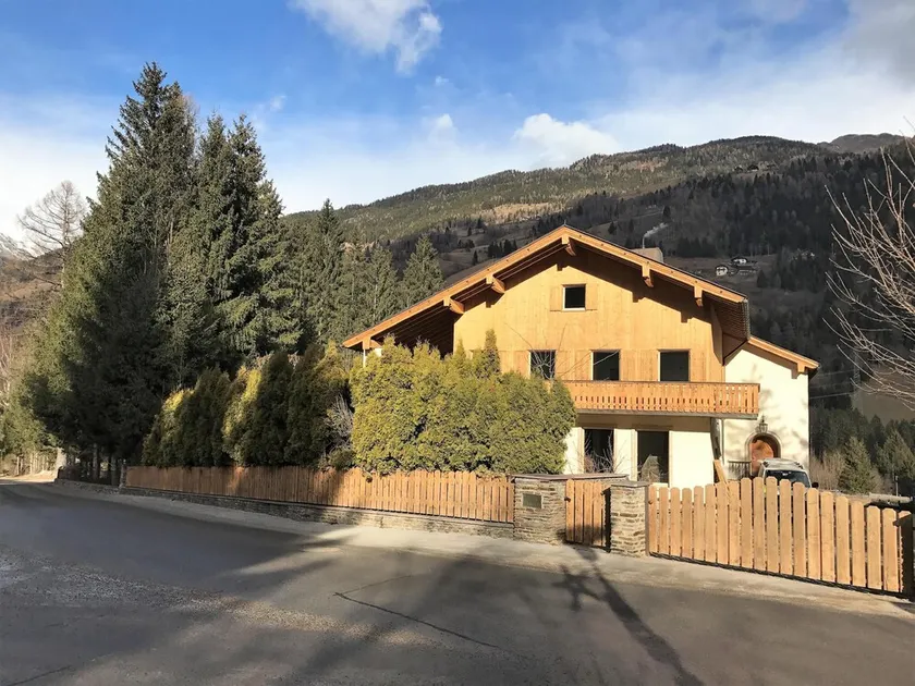 Large group house with cosy bar and large garden - Image 1