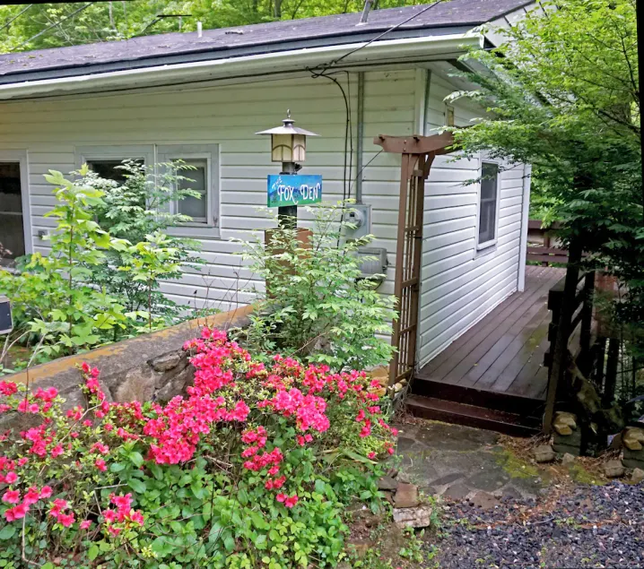 Fredelig Mountain Cottage 3bdrm Deck med Gazebo over Stream - Image 1
