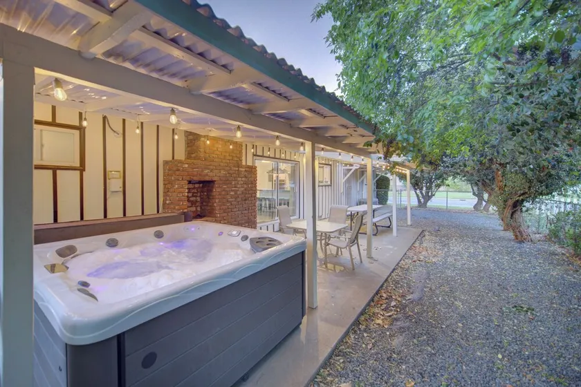 Spacious Hot Tub House w Cal King Beds! - Image 1