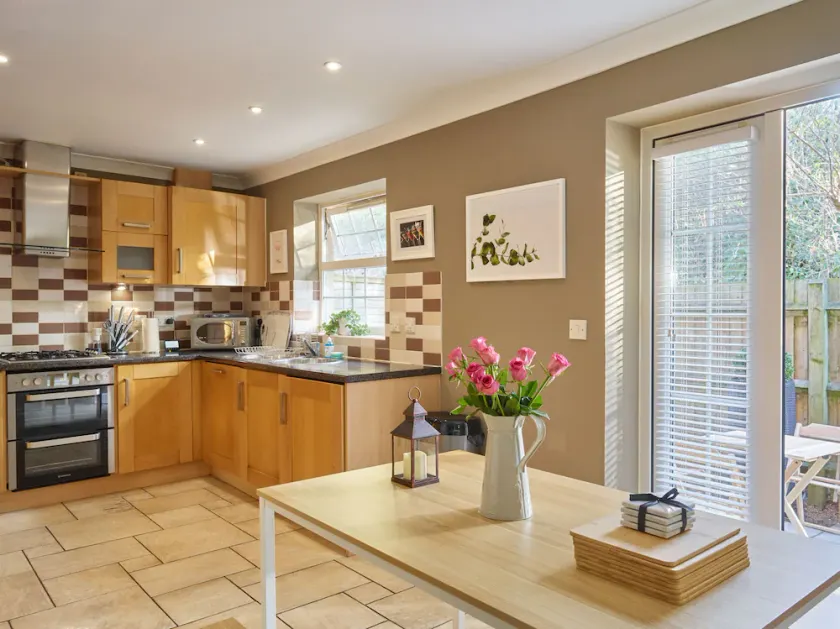 Curb Properties - Gorgeous 3 Bedroom House Close To Town Centre - Image 1