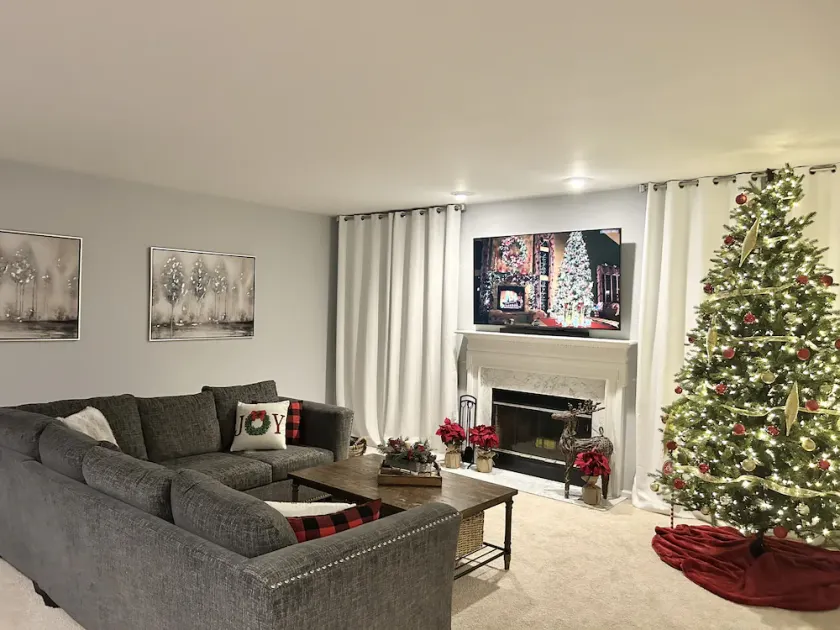 Spacious 5 bedroom home with large deck and hot tub - Image 1