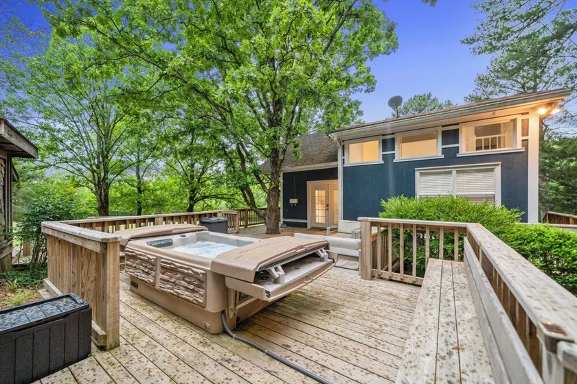 Privacy & Seclusion w/ hot tub - on 10 acres, minutes from Trails and Downtown - Image 1