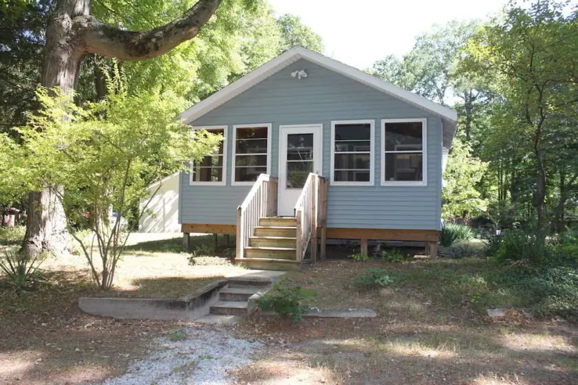 Restored 1920's peaceful, lakeside cottage - Image 1