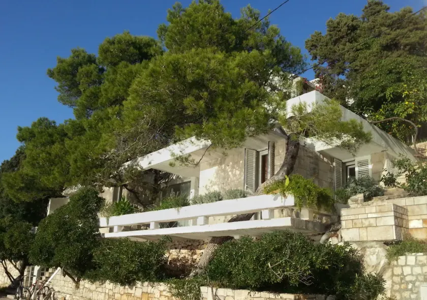 Maison d'architecte avec grandes terrasses ombragées en front de mer. - Image 1
