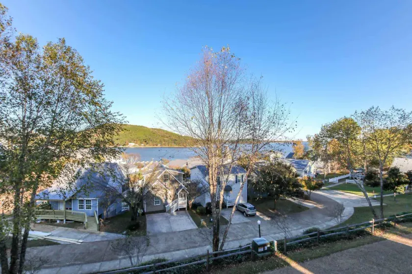 House # 26 Bay Bungalow (pet friendly) Lake View - Image 1