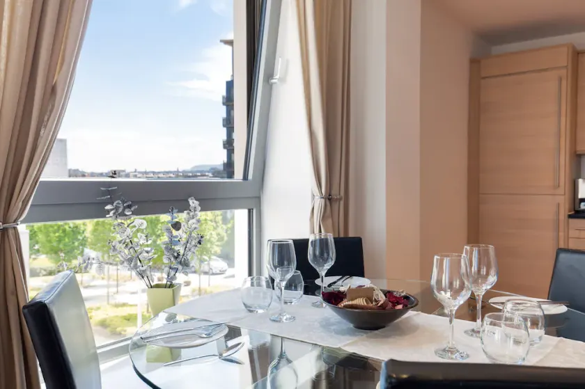 Stylish Garden View Apartment - Image 1
