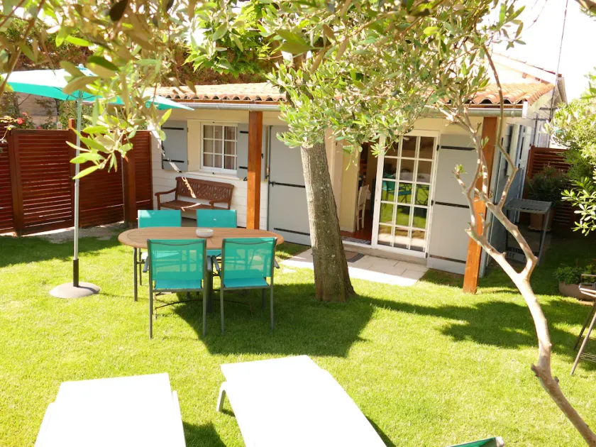 La Belle Bleue, a house with a garden located 300 meters from the beach - Image 1