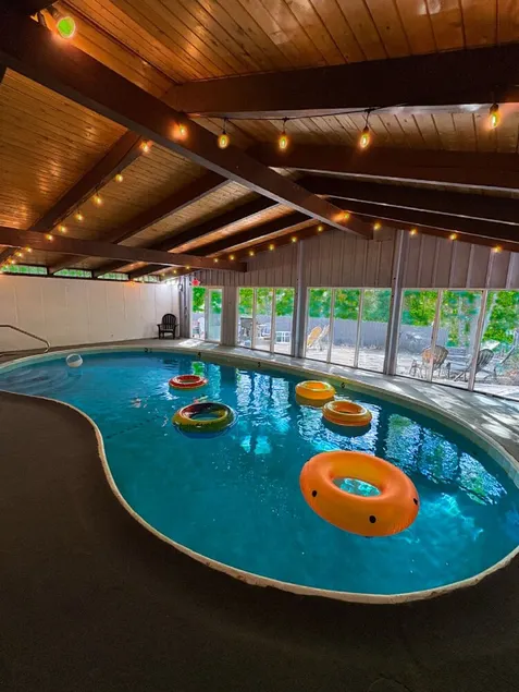 Expansive lodge| 9 Br | Indoor Pool | Sauna | Game Room | 3 Bath - Image 1