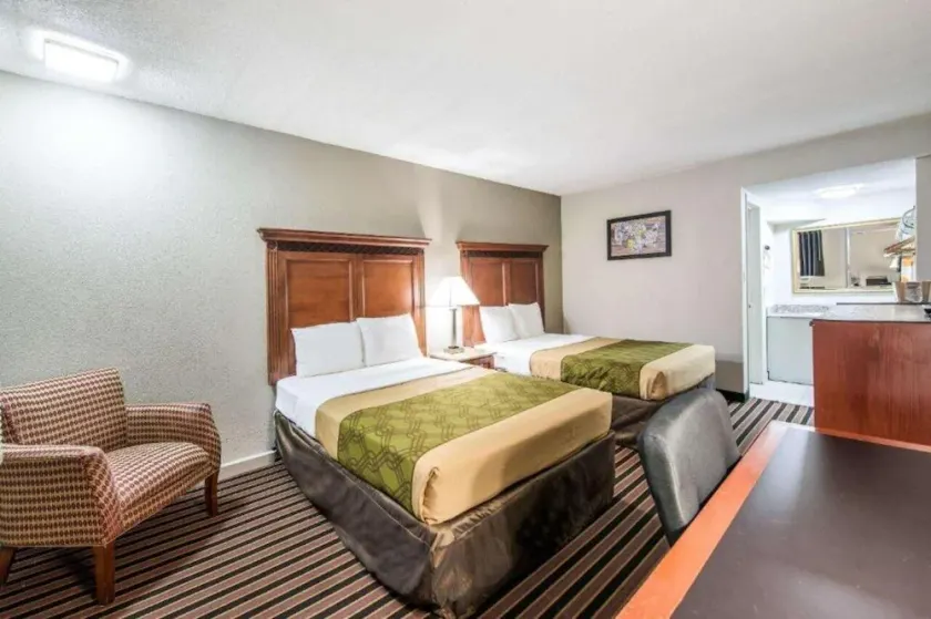 Econo Lodge - Image 1