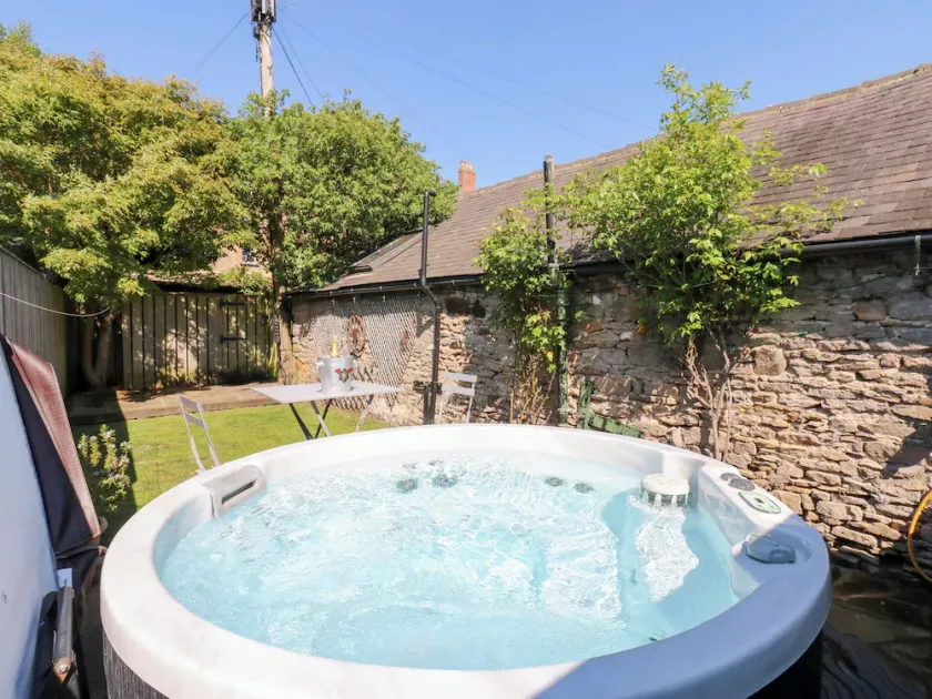 FLINTS COTTAGE, pet friendly, character holiday cottage in Richmond - Image 1