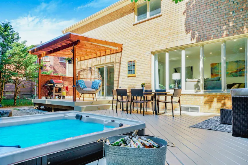 Luxury Remodel w HOT TUB, 6 Bdrm w 3 King beds. - Image 1
