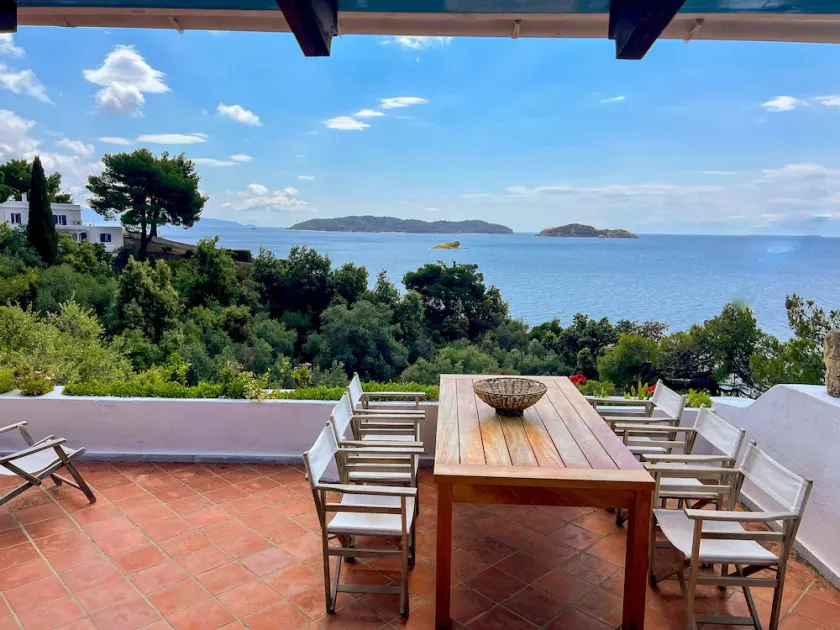 Villa frente al mar con impresionantes vistas a solo 150 metros de playa privada - Image 1
