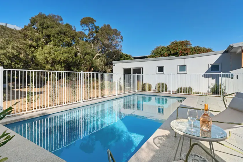 Perfectly positioned fully renovated family holiday home with pool sleeps 10 - Image 1